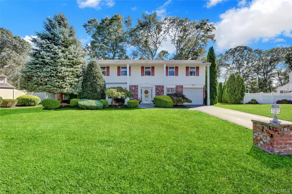 14 Milhouse LN, Lake Grove, NY 11755