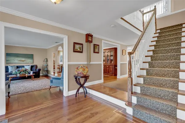 14 Milhouse LN, Lake Grove, NY 11755