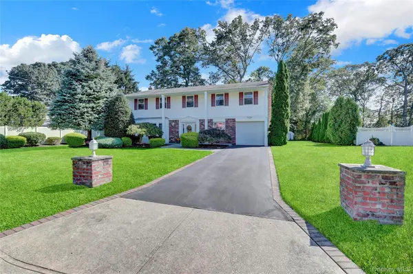 14 Milhouse LN, Lake Grove, NY 11755