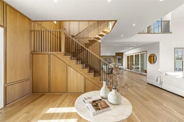 32 Quogo Neck LN, Quogue, NY 11959