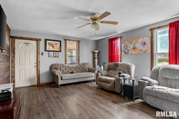 9 W MAGNOLIA ST, Pana, IL 62557