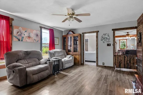 9 W MAGNOLIA ST, Pana, IL 62557