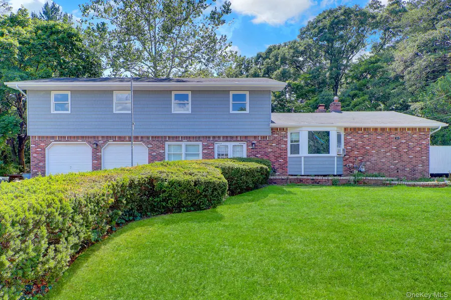 6 Stonington CIR, Wheatley Heights, NY 11798