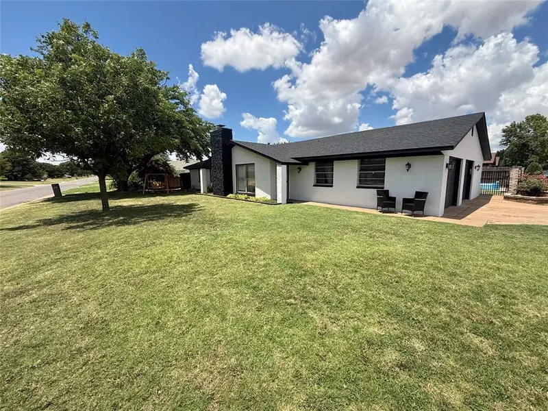 1209 S Trail DR, Altus, OK 73521