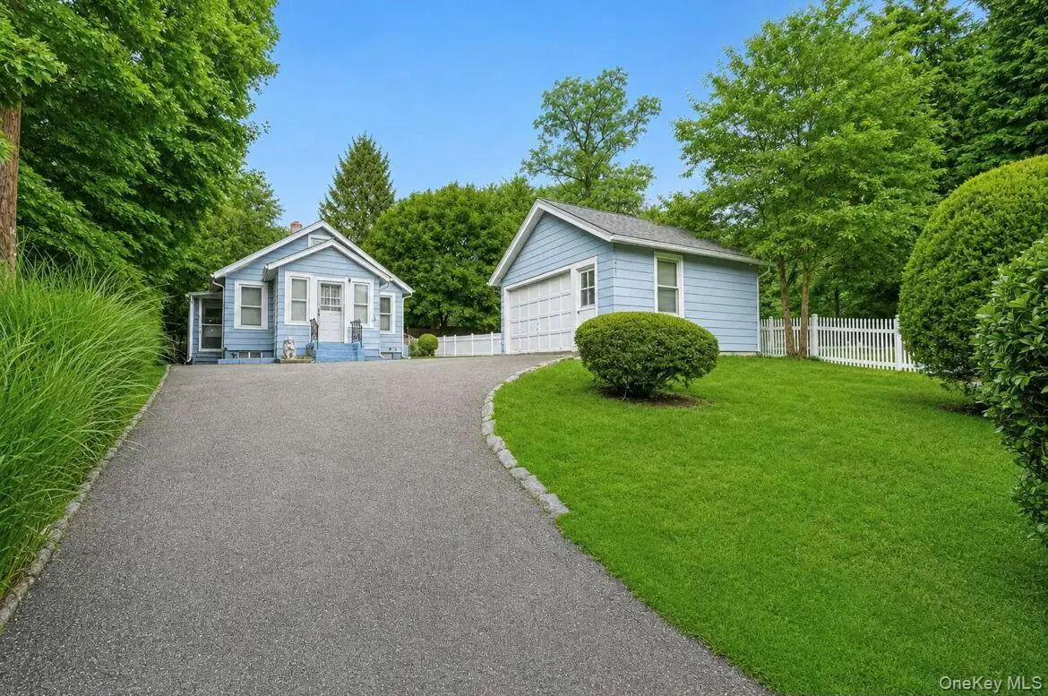 208 Vineyard RD, Huntington, NY 11743