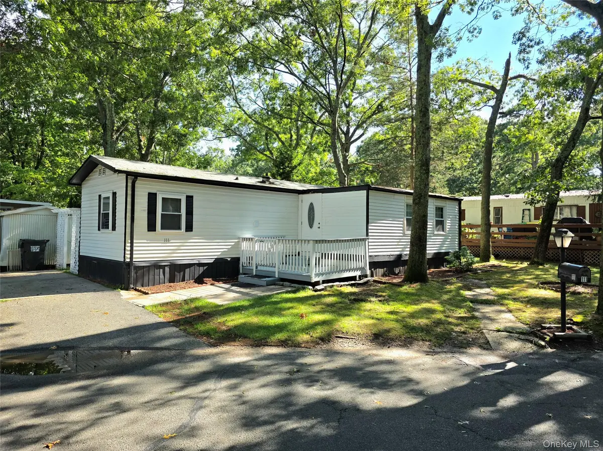 525 Riverleigh AVE #111, Riverhead, NY 11901