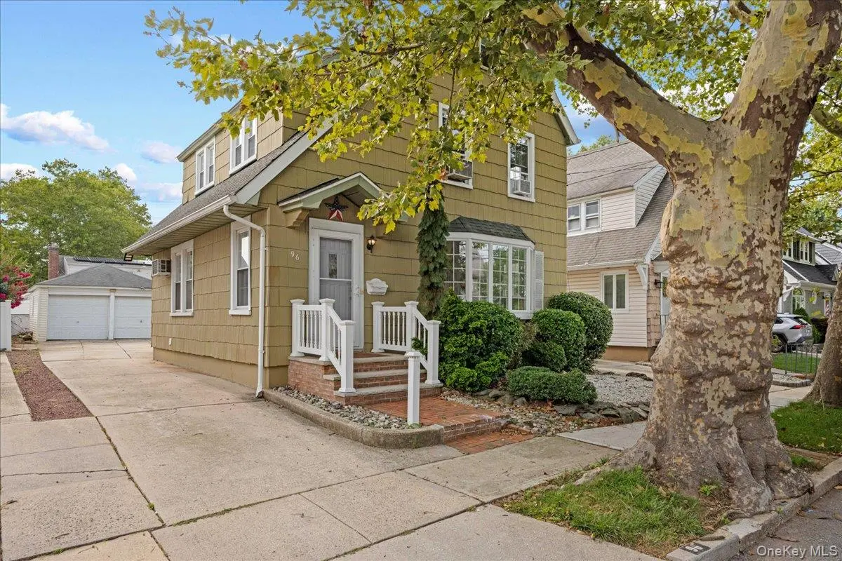 96 Capitol AVE, Williston Park, NY 11596
