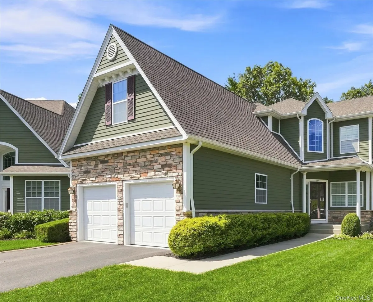 104 Victoria PL, Melville, NY 11747