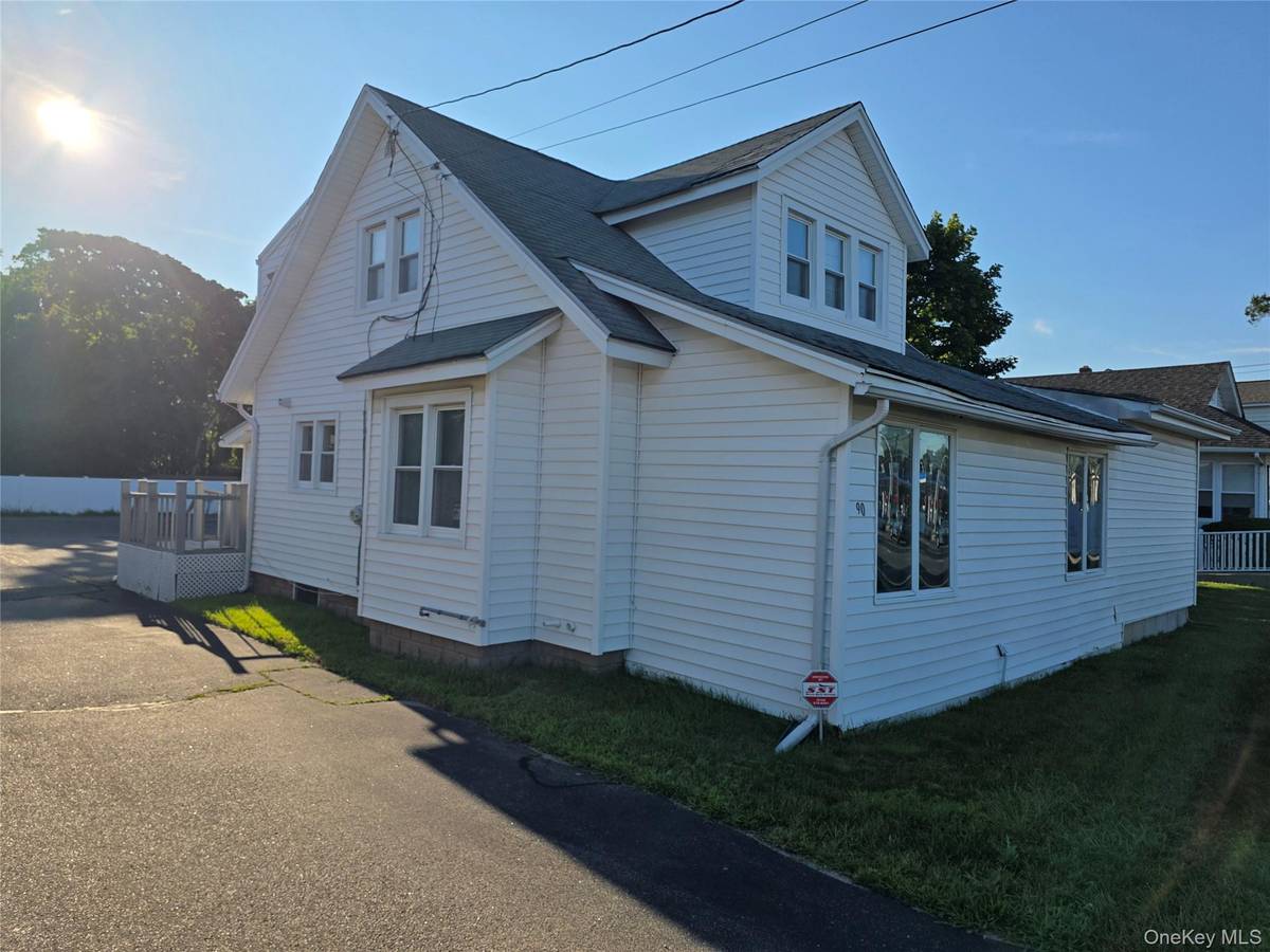 90 Medford AVE, Patchogue, NY 11772