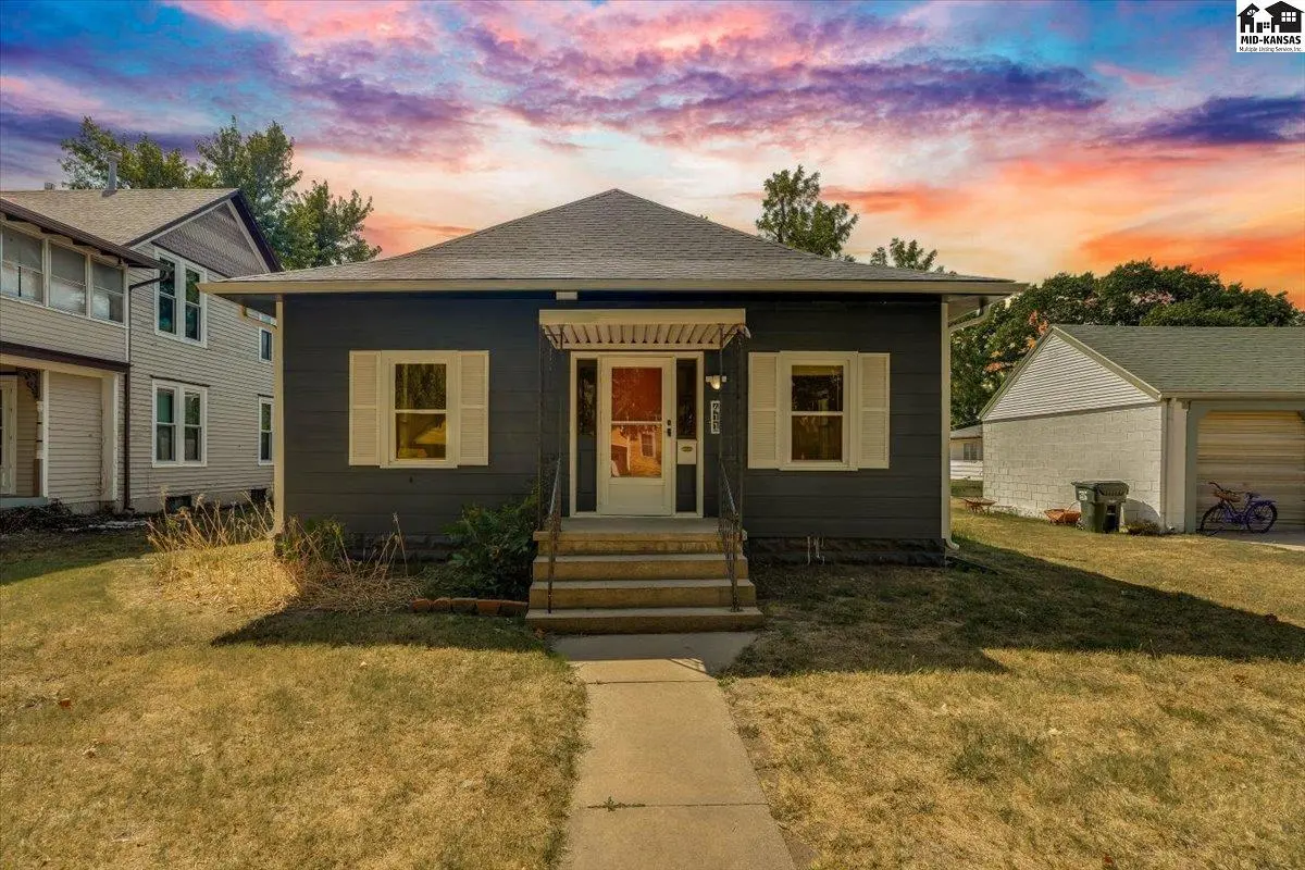 411 Santa Fe St, Halstead, KS 67056