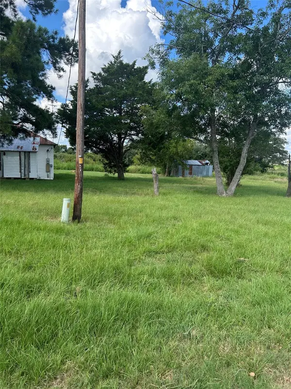 302 Cochran ST, Muldoon, TX 78949