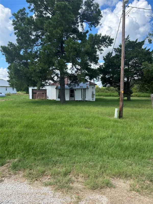 302 Cochran ST, Muldoon, TX 78949