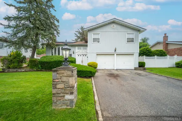 15 Jackie DR, Westbury, NY 11590