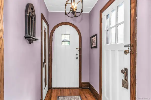 20 Voorhees PL, Malverne, NY 11565