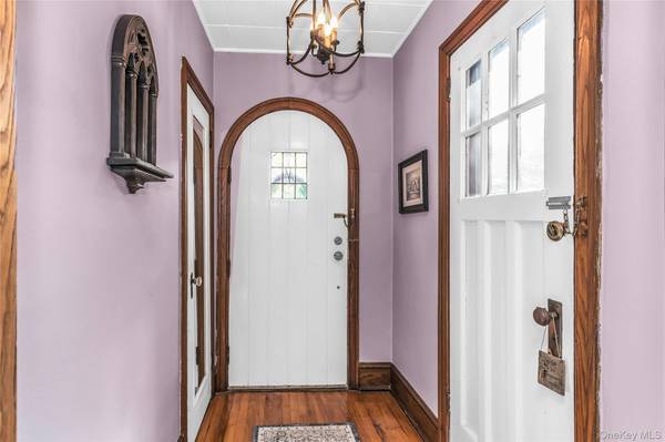 20 Voorhees PL, Malverne, NY 11565