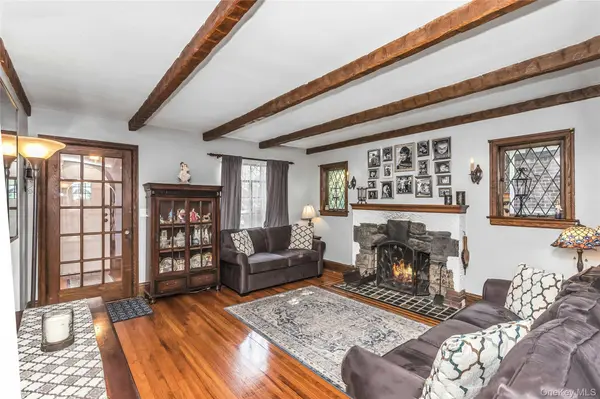 20 Voorhees PL, Malverne, NY 11565