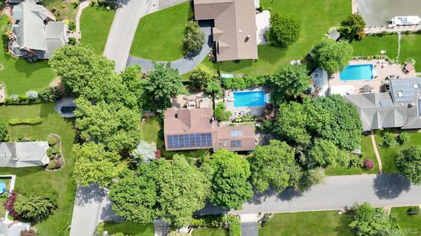 55 Riverview CT, Oakdale, NY 11769
