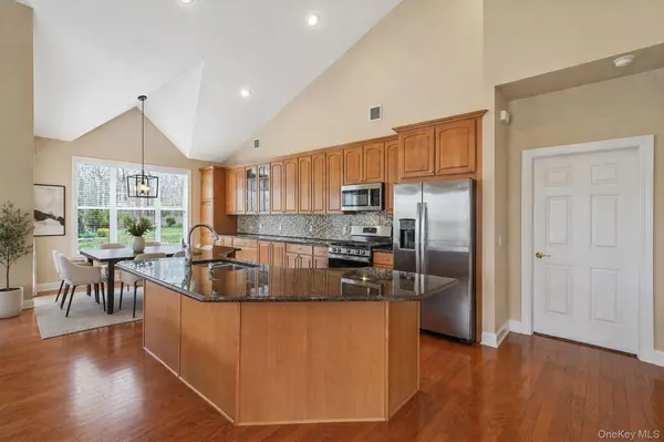 11 Ovation PL, Eastport, NY 11941