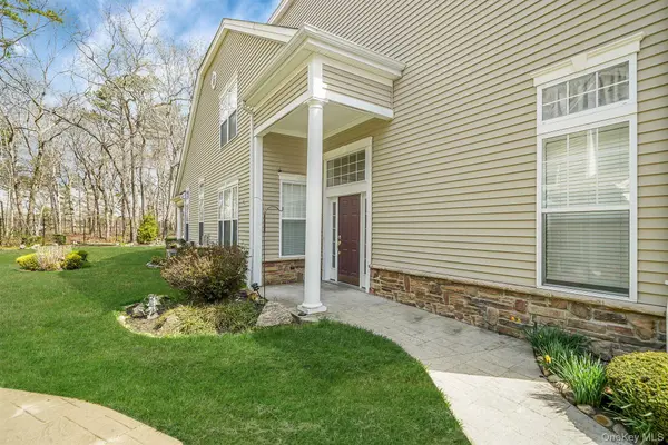 11 Ovation PL, Eastport, NY 11941