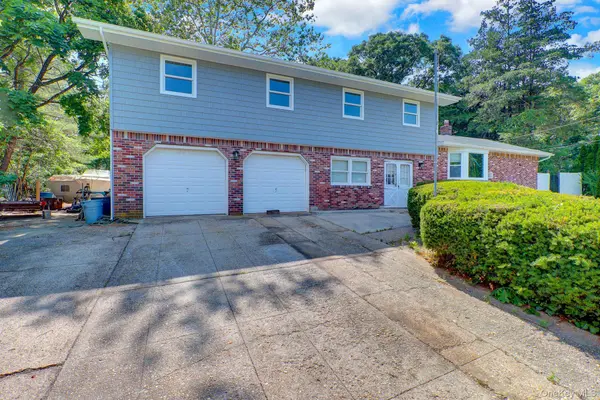 6 Stonington CIR, Wheatley Heights, NY 11798
