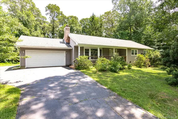 62 Aspen LN, Stony Brook, NY 11790