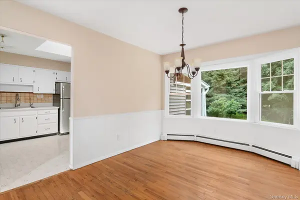 62 Aspen LN, Stony Brook, NY 11790
