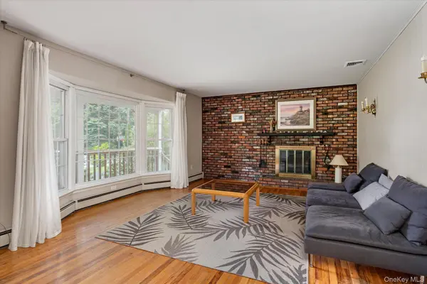 62 Aspen LN, Stony Brook, NY 11790