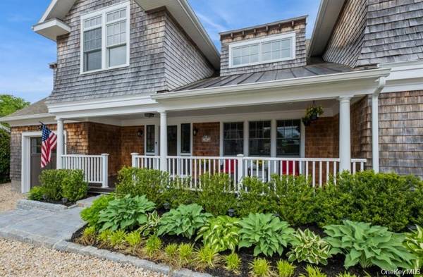 8 Hilltop DR, Bayville, NY 11709