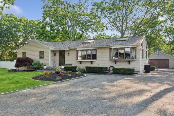 61 Timber DR, Calverton, NY 11933