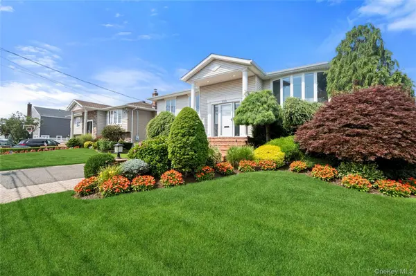 3105 Clubhouse RD, Merrick, NY 11566