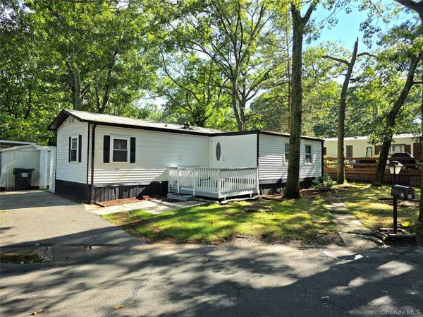 525 Riverleigh AVE #111, Riverhead, NY 11901