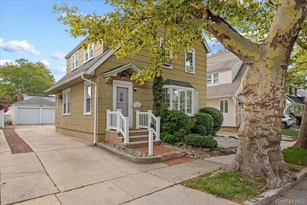 96 Capitol AVE, Williston Park, NY 11596