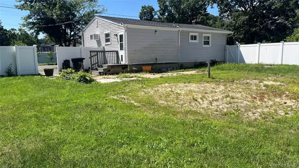 23 Pine ST, Brentwood, NY 11717