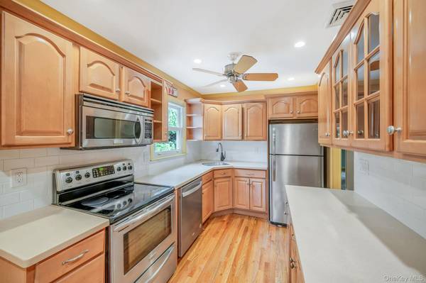 25 Rosedale RD, Sound Beach, NY 11789