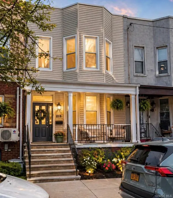 79-23 67 DR, Middle Village, NY 11379