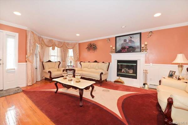 26 Maeder AVE, Merrick, NY 11566