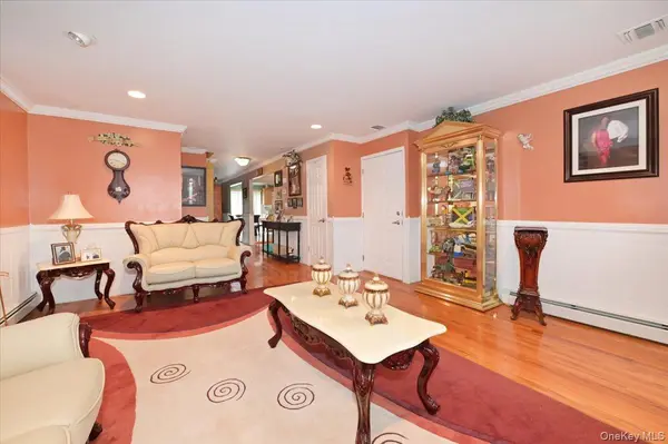 26 Maeder AVE, Merrick, NY 11566