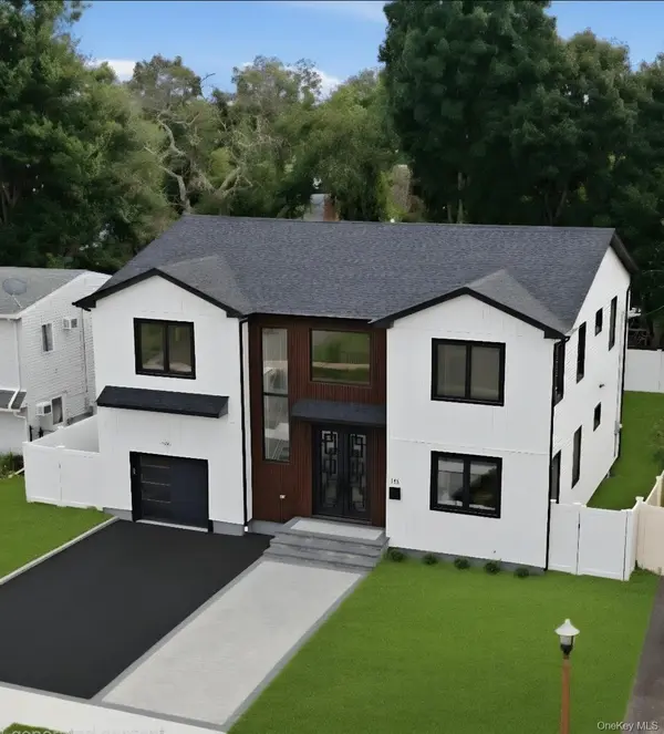 182 Friends LN, Westbury, NY 11590