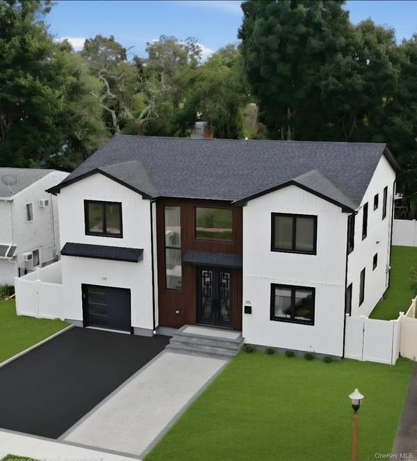 182 Friends LN, Westbury, NY 11590