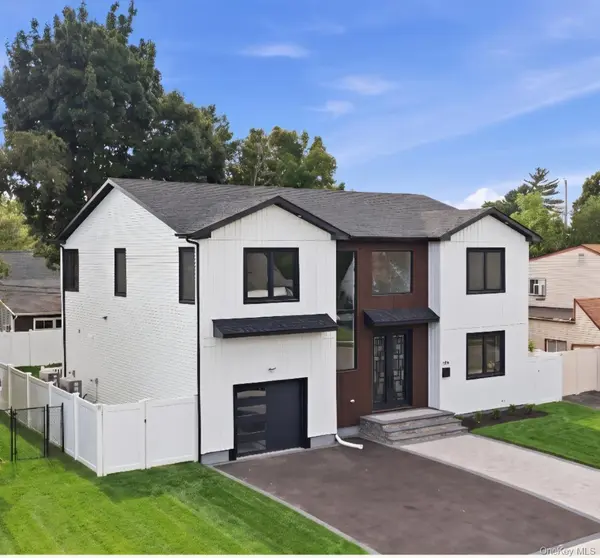 182 Friends LN, Westbury, NY 11590