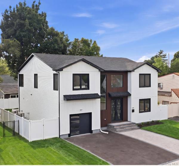 182 Friends LN, Westbury, NY 11590