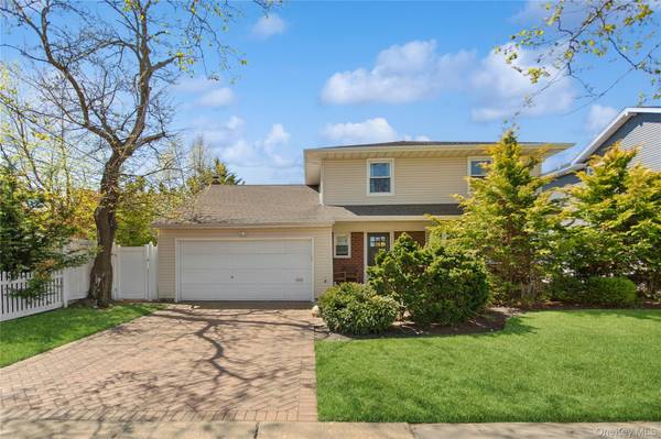 112 Ivy LN, Lido Beach, NY 11561