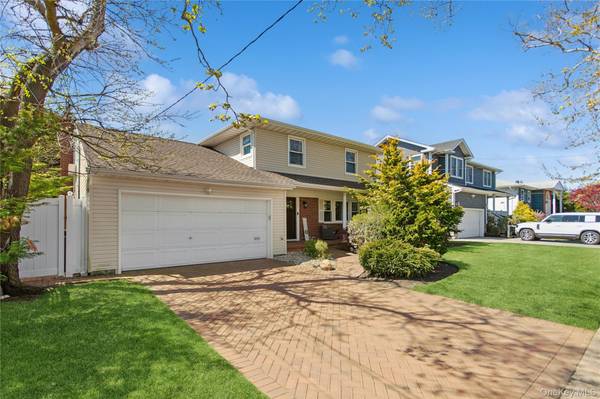 112 Ivy LN, Lido Beach, NY 11561