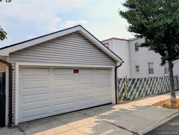 60-27 60 ST, Maspeth, NY 11378