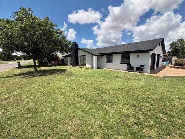 1209 S Trail DR, Altus, OK 73521