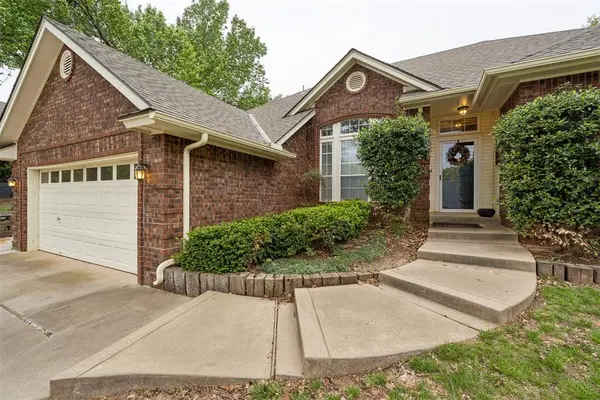 709 N Creek DR, Edmond, OK 73034
