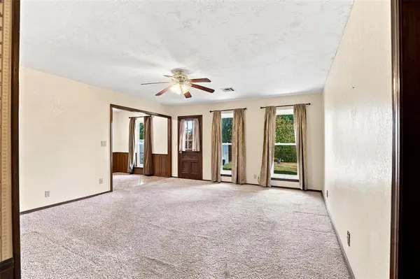 715 W Forest DR, Mustang, OK 73064