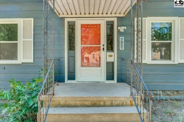 411 Santa Fe St, Halstead, KS 67056