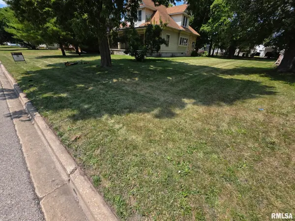 1017 N LOGAN ST, Lincoln, IL 62656
