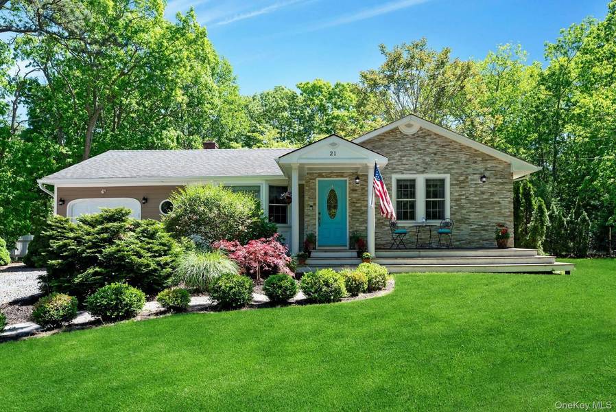 21 Jones RD, Hampton Bays, NY 11946